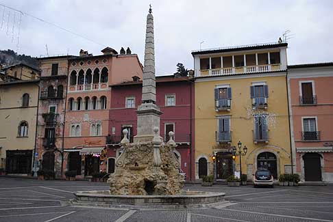 Tagliacozzo - Tagliacozzo il cuore della cittadina  rappresentato da Piazza Obelisco arricchita da eleganti palazzi e ornata con graziose bifore